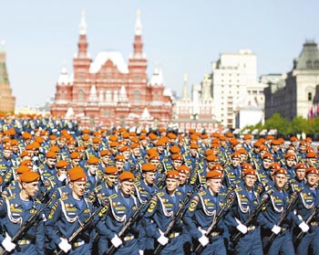 Soldados russos participam de desfile militar em Moscou (9/5/2009). O foco da "advertência" é a vizinha Geórgia. Foto: Sergey Ponomarev/AP